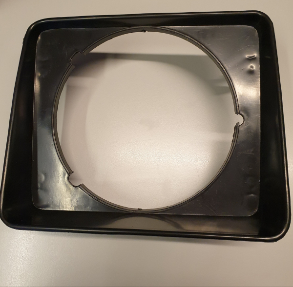 Grill um rechte Leuchte SJ410